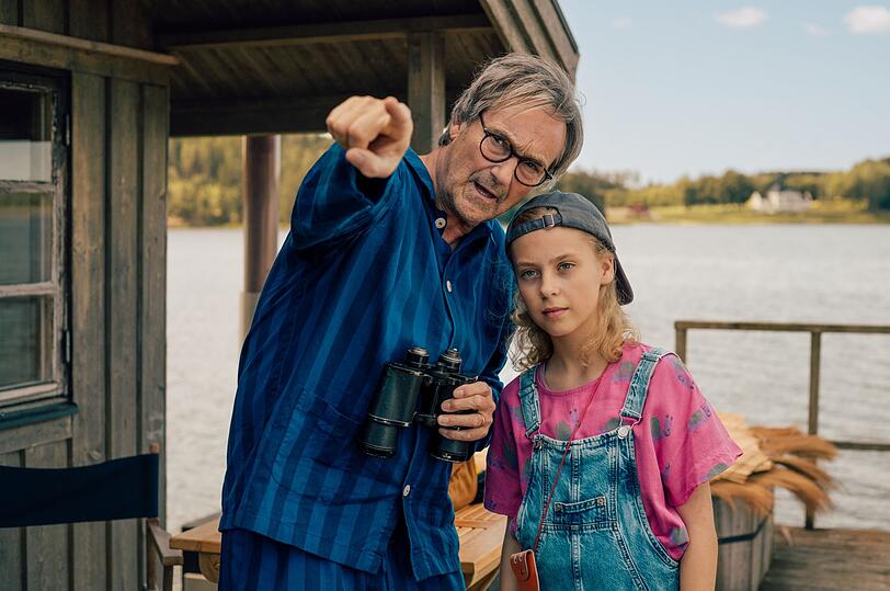 Gunnar (Karl Schaper) wurde nach einem Streit von Frederika vor die Tür gesetzt. Seine neue Nachbarin Lilly (Finja Leonie Meyer) beschließt kurzerhand, ihm zu helfen. Gunnar (Karl Schaper) wurde nach einem Streit von Frederika vor die Tür gesetzt. Seine neue Nachbarin Lilly (Finja Leonie Meyer) beschließt kurzerhand, ihm zu helfen.