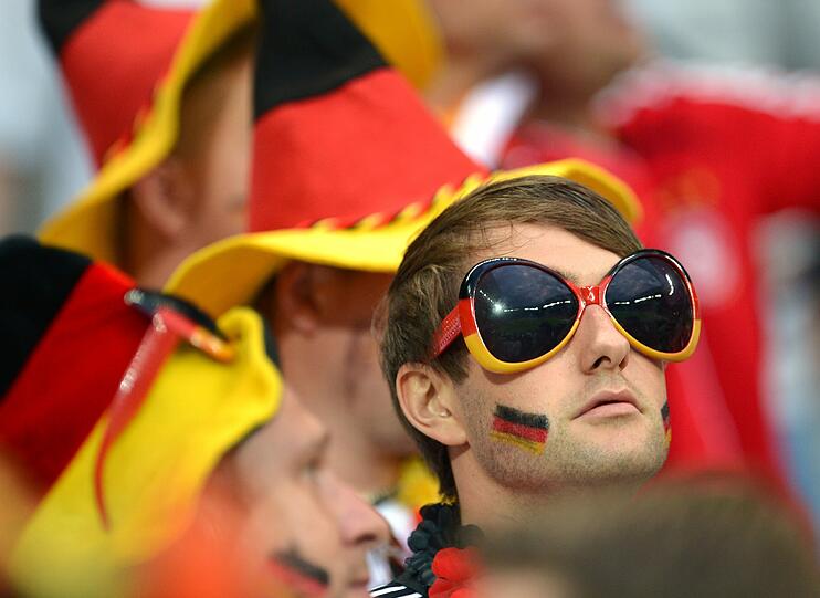 Die Fans sind heiß aufs erste Spiel: So feiern die Anhänger im Stadion von Lemberg.