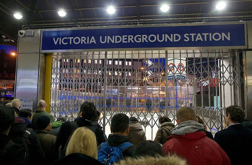 Der U-Bahnhof "Victoria Station" in London ist vergittert. Viele Pendler stehen ratlos vor dem Eingang. Weil die U-Bahn in London streikt, steht die Themse-Metropole Kopf. Die Bilder.