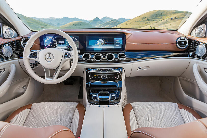 Zwei 12,3-Zoll-Displays versorgen den Fahrer mit Informationen. Die Bedienung erfolgt  unter anderem über einen Touch-Controller am Lenkrad.