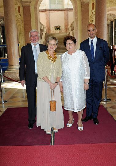 Gastgeberin und Präsidentin des Bayerischen Landtags Barbara Stamm (2.v.r) und ihr Mann Ludwig Stamm mit Gloria und Albert von Thurn und Taxis