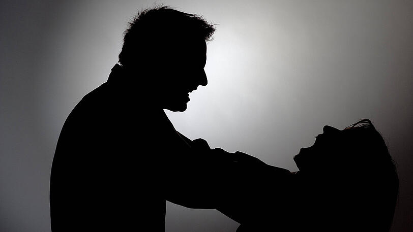 Der 26-Jährige würgte und schlug seinen Freund. Er muss für fast drei Jahre ins Gefängnis.