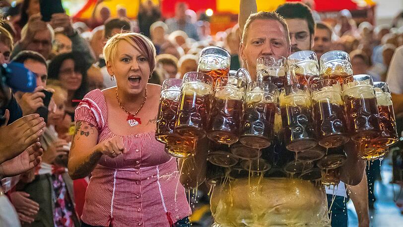 Michael Sturm versucht in Neumarkt einen neuen Weltrekord im Maßkrug-Tragen aufzustellen. Der Versuch scheitert knapp - das Motiv ist Sieger in der Kategorie Bayern Land & Leute.
