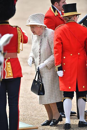 Die Queen verlässt die Kutsche und geht in den Buckingham Palast