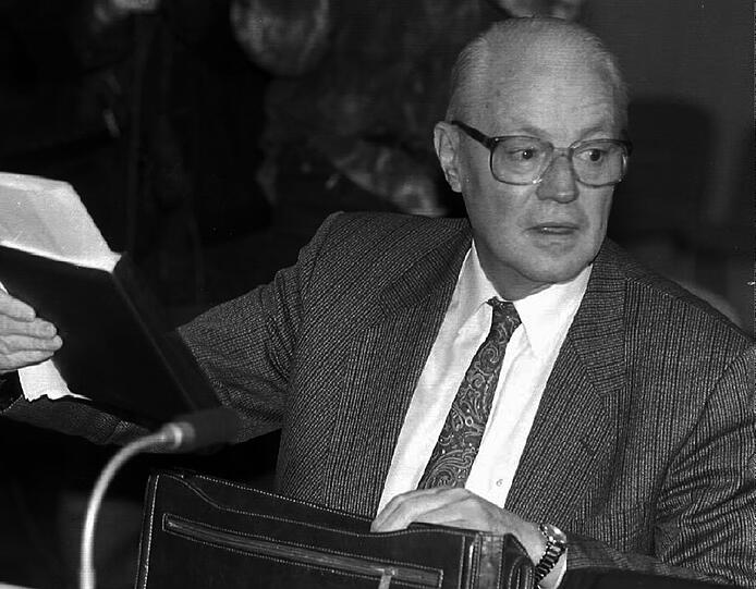 Gerhard Stoltenberg im Jahr 1993.