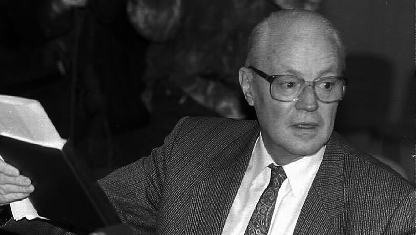 Gerhard Stoltenberg im Jahr 1993. Gerhard Stoltenberg im Jahr 1993.