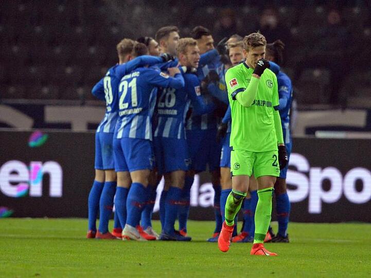 Während hinten die Berliner das 2:2 feiern zeigt sich Bastian Oczipka von Schalke 04 gefrustet über den Ausgleich.