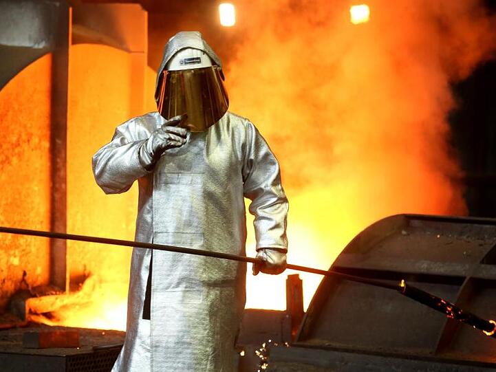 Stahlarbeiter am Hochofen 8 bei ThyssenKrupp in Duisburg: Die IG Metall verzichtet vorläufig auf eine konkrete Lohnforderung für rund vier Millionen Beschäftigte.