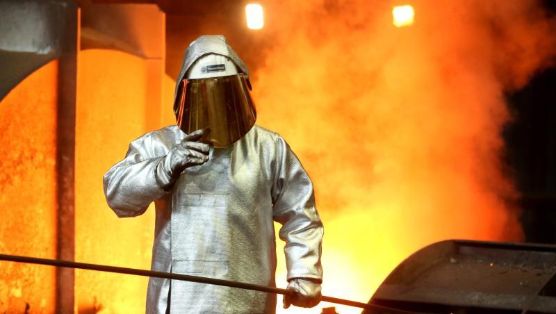 Stahlarbeiter am Hochofen 8 bei ThyssenKrupp in Duisburg: Die IG Metall verzichtet vorläufig auf eine konkrete Lohnforderung für rund vier Millionen Beschäftigte. Stahlarbeiter am Hochofen 8 bei ThyssenKrupp in Duisburg: Die IG Metall verzichtet vorläufig auf eine konkrete Lohnforderung für rund vier Millionen Beschäftigte.
