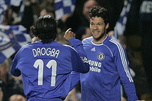 Michael Ballack (r.) jubelt mit Didier Drogba über seinen Treffer