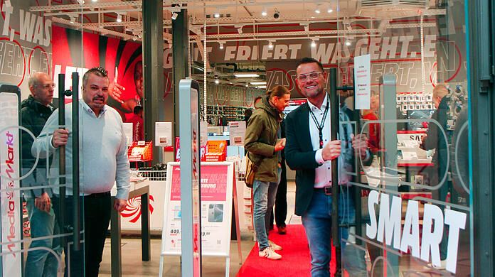Premiere: Alexander Major (l.) und Hubert Kluske eröffnen gemeinsam einen der vier ersten Mini-Mediamärkte Deutschlands: "Mediamarkt Smart".