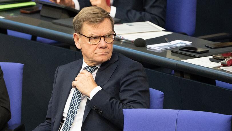 Außenminister Johann Wadephul (CDU) wollte eigentlich per Regierungsflugzeug zu einem Gipfeltreffen nach Kolumbien reisen. Weil es einen Defekt an der Maschine gab, muss er umplanen und zunächst Linie fliegen. (Archivbild) Außenminister Johann Wadephul (CDU) wollte eigentlich per Regierungsflugzeug zu einem Gipfeltreffen nach Kolumbien reisen. Weil es einen Defekt an der Maschine gab, muss er umplanen und zunächst Linie fliegen. (Archivbild)