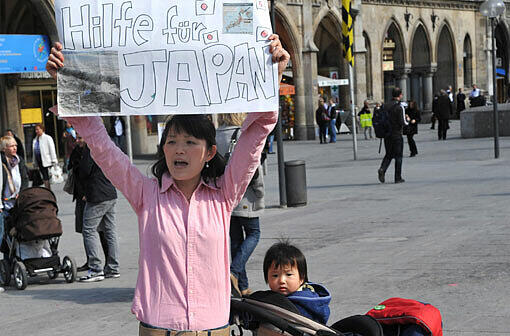 Eriko Y. mit ihrem 13 Monate alten Sohn Jun, sammelt spontan für Japan.