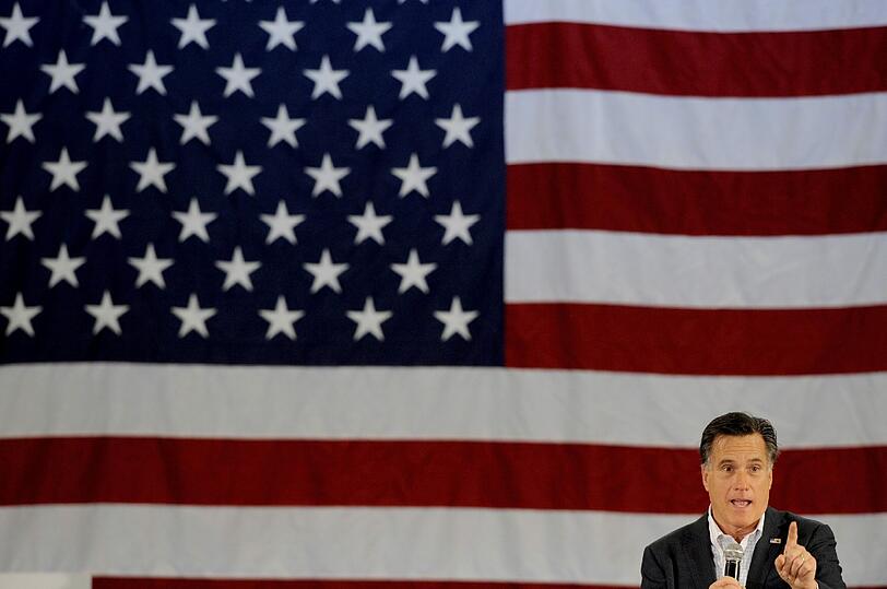 Mitt Romney: Multimillionär und das republikanische Fähnchen im US-politischen Wahlkampfwind. Schon als Gouverneur von Massachusetts (2003 bis 2007) war er mehr bekannt für seine Ping-Pong-Politik als für klare Ansagen. So forderte er seinerzeit ein etwas schwammiges Aufenthaltsrecht für illegale Einwanderer, heute will er davon nichts mehr wissen.
