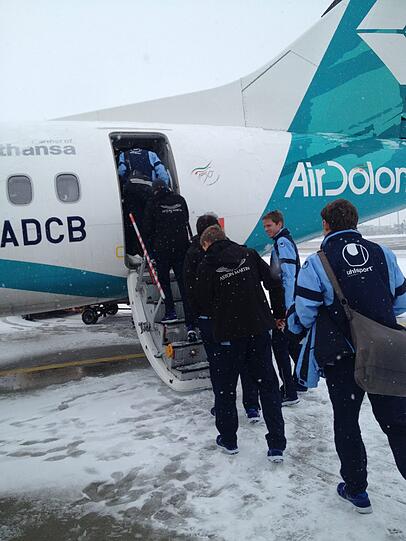 Auf ins Trainingslager! Die Air-Dolomiti-Maschine kann aber erst Stunden später starten. Schuld ist der Schnee, vor dem die Löwen eigentlich fliehen wollten...