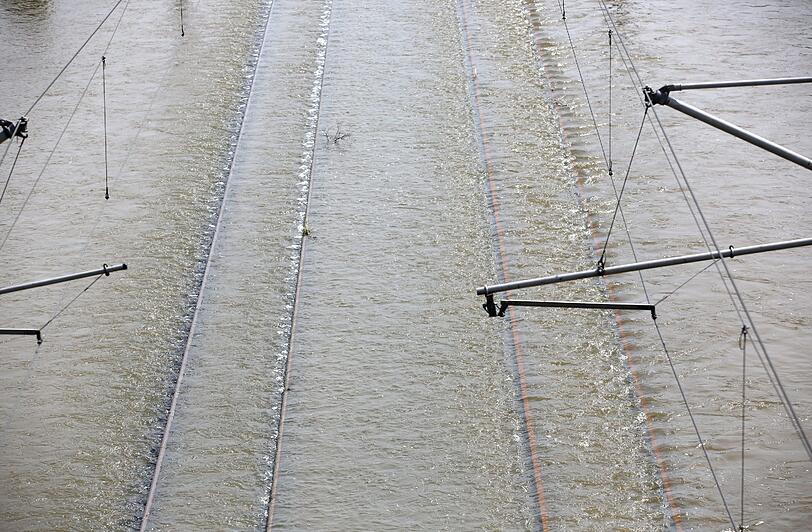 Auch die Schienen liegen in Schönhausen derzeit unter Wasser.