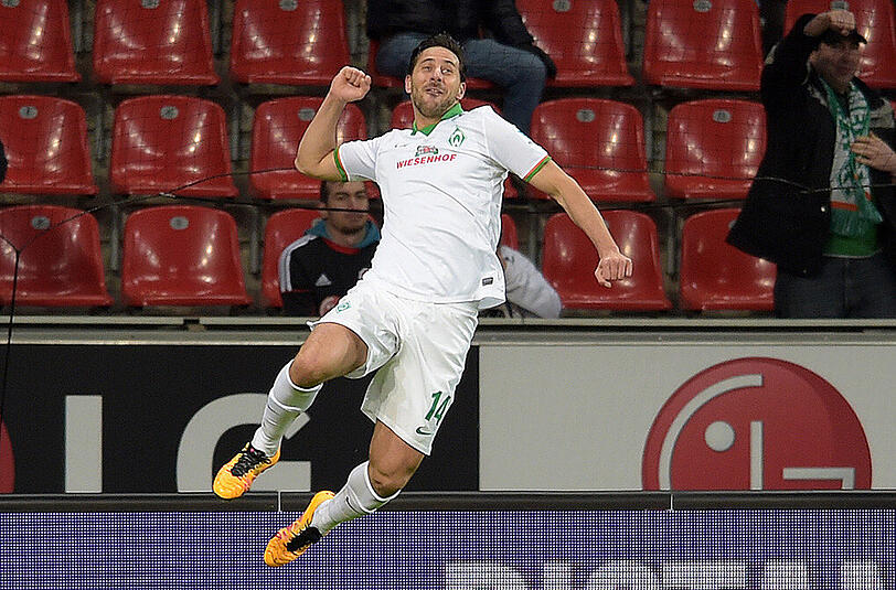 Claudio Pizarro feiert seinen Treffer zum 2:0.