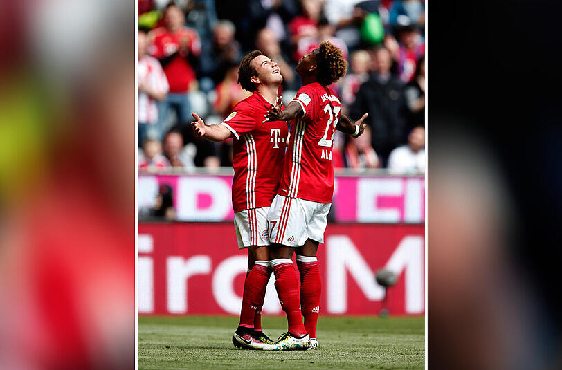 Blick zum Himmel: Mario Götze (l.) und David Alaba (r.).