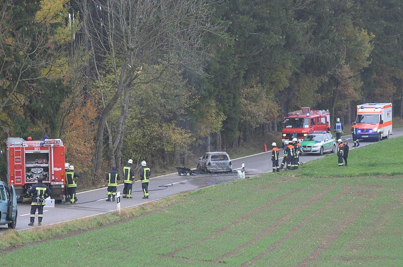 Eine Frau ist am Sonntagmittag mit ihrem Corsa gegen einen Baum gerast. Die Schwerverletzte konnte sich gerade noch befreien, ihr Fahrzeug brannte komplett aus.