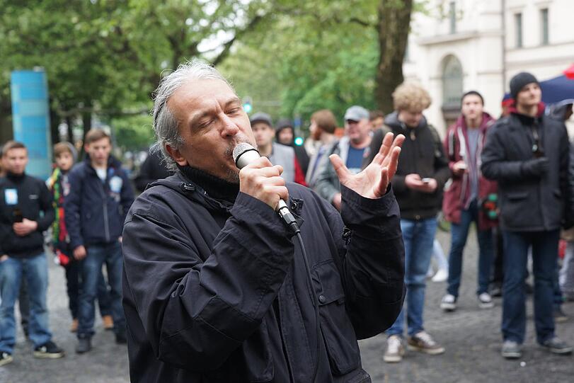Etwa 200 Menschen demonstrieren am Sendlinger-Tor-Platz für die Legalisierung von Marihuana.