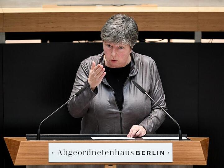 Stadtentwicklungssenatorin Katrin Lompscher (Die Linke) spricht bei der Plenarsitzung im Berliner Abgeordnetenhaus.