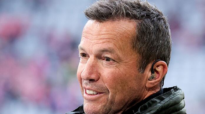 Der TV-Experte und ehemalige Fußballprofi Lothar Matthäus steht vor dem Spiel im Stadion.