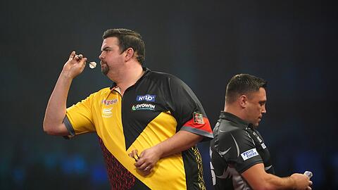 Gabriel Clemens (l) gewann gegen Gerwyn Price sensationell mit 5:1.