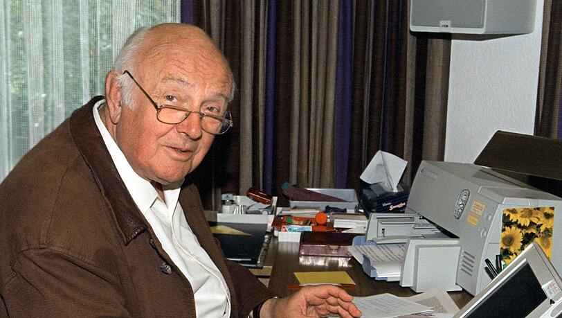 Der deutsche Kinderbuchautor Otfried Preußler 1998 in seinem Haus in Haidholzen am Computer. Der deutsche Kinderbuchautor Otfried Preußler 1998 in seinem Haus in Haidholzen am Computer.