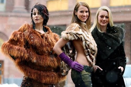 Mit Fell im Freien: Drei junge Frauen auf der Frankfurter Pelzmesse.