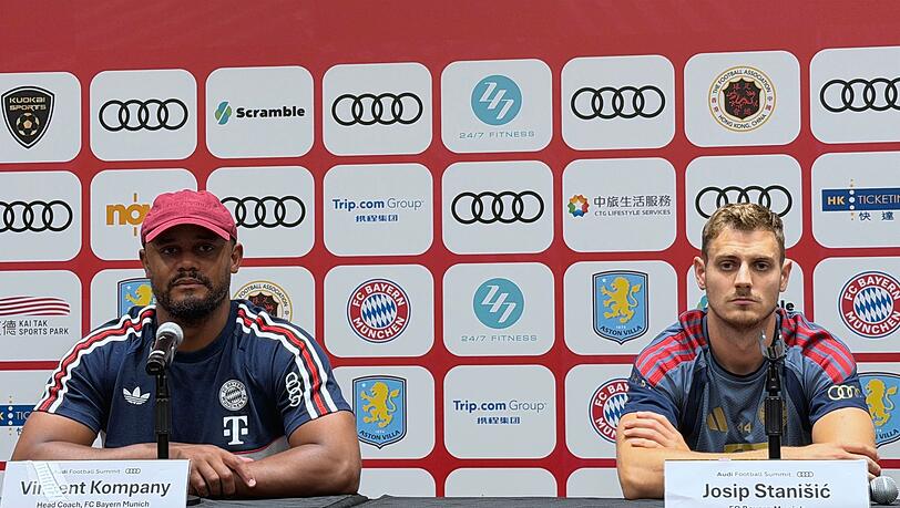 Vor dem Test gegen Aston Villa: Bayern-Trainer Kompany (l) mit Verteidiger Stanisic.