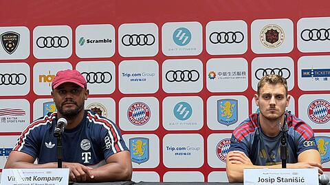Vor dem Test gegen Aston Villa: Bayern-Trainer Kompany (l) mit Verteidiger Stanisic.