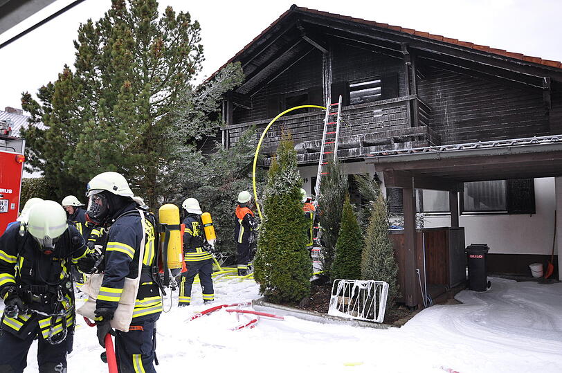 Großeinsatz für die Feuerwehr: Das Einfamilienhaus in Falkenberg wurde völlig zerstört.