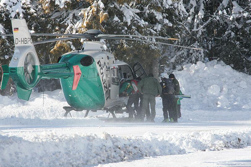 Der Lawinenabgang in der
Wendelsteinregion am Mittwochmorgen hat aller Wahrscheinlichkeit
nach keine Todesopfer gefordert. Eine am Vormittag gestartete
Suchaktion mit Einsatzkräften der Bergwacht und Hubschraubern sei
abgebrochen worden, teilte die Polizei am frühen Nachmittag mit. Die Bilder.