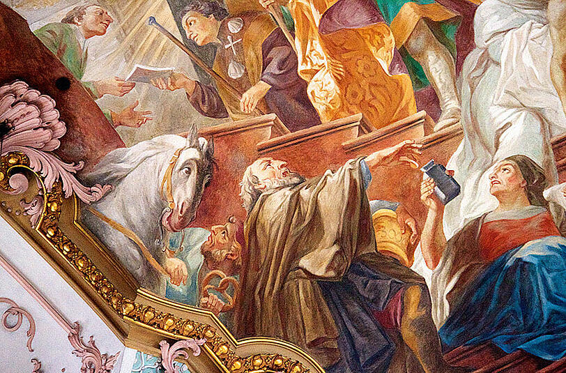 Der Brezenreiter von Heilig-Geist Im Deckenfresko der Heilig-Geist-Kirche erkennt man einen Mann neben einem weißen Pferd, mit einer Breze in der Hand &ndash; den Brezenreiter. Der verteilte seit dem 14. Jahrhundert Brezen an die Armen. Anno 1801, einem Jahr mit großer Not, zerrten die Menschen den Reiter wütend vom Pferd und verprügelten ihn, weil ihm die Brezen ausgingen.