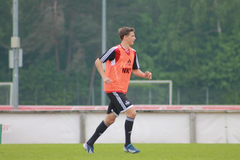 Youngster Niklas Stark trainiert zwar bei den Profif mit, wird wohl aber am Sonntag in der U19 im "Endspiel" kicken.
