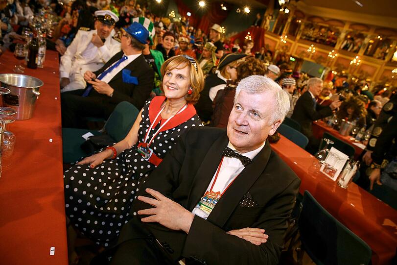 Bayerns Ministerpräsident Seehofer war mit seiner Frau Karin bei der Prunksitzung des Fränkischen Fastnachtsverbandes "Fastnacht in Franken".