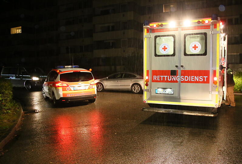 Diese Suff-Aktion ging nach hinten los: Erst setzte der 35-Jährige sein Auto gegen eine Hauswand, dann wollte er seiner Tochter die Schuld in die Schuhe schieben.