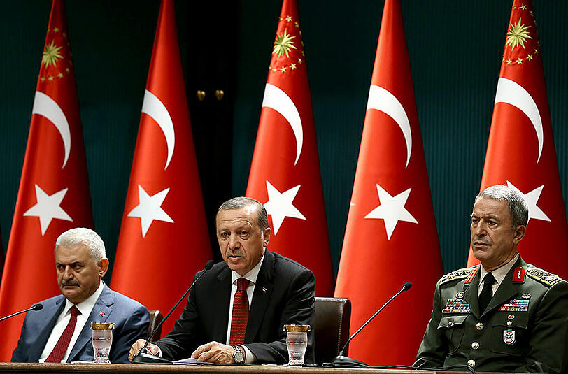 Der türkische Präsident Recep Tayyip Erdogan (Mitte), Premierminister Binali Yildirim (links) und Stabschef General Hulusi Akar (rechts) verkünden neue Sanktionen gegen Gülen-Anhänger.