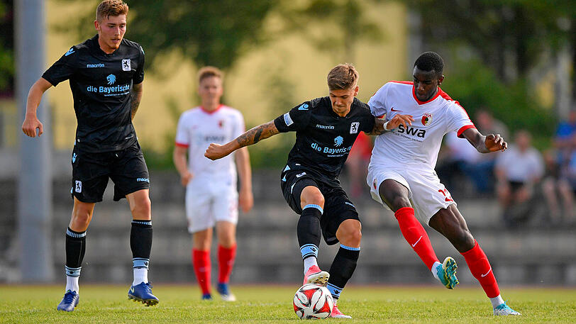 Mit Löwen-Power ins Finale des Südgipfels von Winterlingen: Nicholas Helmbrecht (2.v.r.) gegen Augsburgs Bernhard Mwarome.