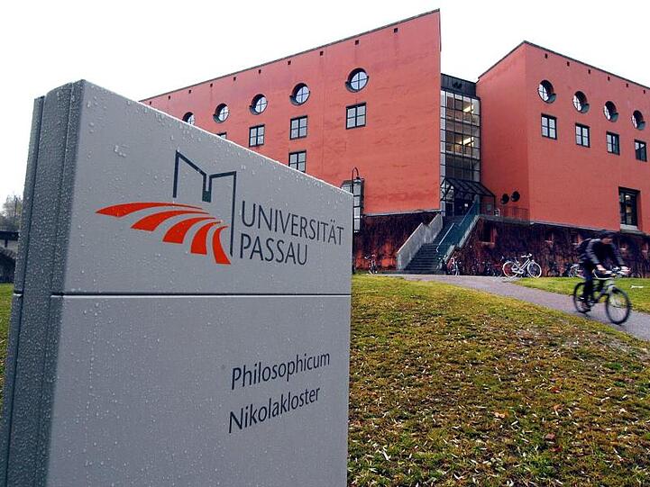 Außenansicht der Universität Passau. Foto: Armin Weigel/dpa/Archivbild