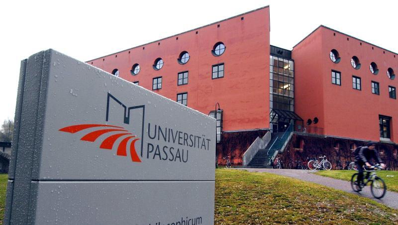 Außenansicht der Universität Passau. Foto: Armin Weigel/dpa/Archivbild