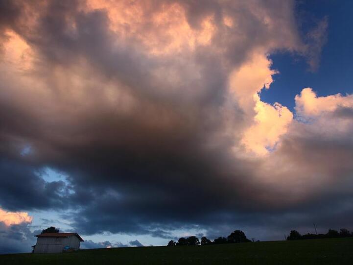 Wolken leuchten im Abendlicht. Foto: Karl-Josef Hildenbrand/dpa/Archivbild