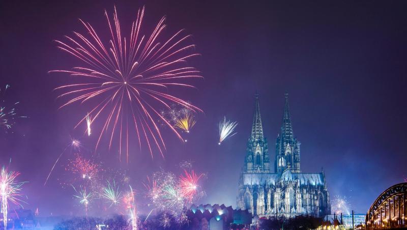 Feuerwerk in Köln in der Silvesternacht 2018/2019. Feuerwerk in Köln in der Silvesternacht 2018/2019.