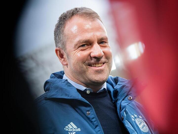 Münchens Trainer Hans-Dieter Flick steht vor dem Spiel im Stadion. Foto: Tom Weller/dpa/Archivbild