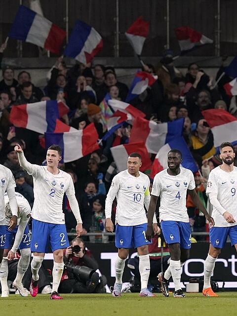 Benjamin Pavard (3.v.l) feiert mit seinen Mannschaftskameraden seinen Treffer zum 0:1.
