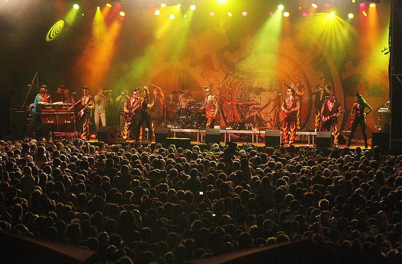 Hier tobt die Stadt: Der Hauptmarkt war beim Konzert der Leningrad Cowboys vollkommen überfüllt.