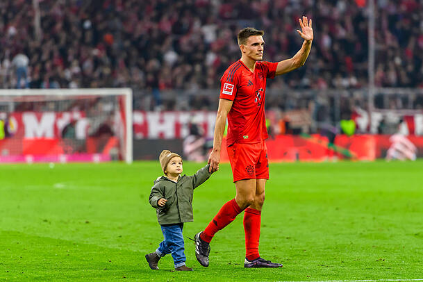 Könnte durch die Verletzung von Aleksandar Pavlovic auf mehr Spielzeit kommen: Neuzugang Joao Palhinha mit seinem Sohn. Könnte durch die Verletzung von Aleksandar Pavlovic auf mehr Spielzeit kommen: Neuzugang Joao Palhinha mit seinem Sohn.