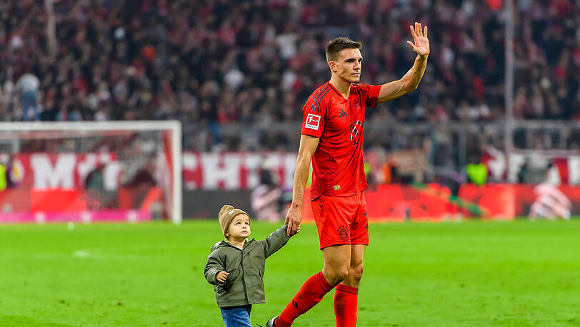 Könnte durch die Verletzung von Aleksandar Pavlovic auf mehr Spielzeit kommen: Neuzugang Joao Palhinha mit seinem Sohn. Könnte durch die Verletzung von Aleksandar Pavlovic auf mehr Spielzeit kommen: Neuzugang Joao Palhinha mit seinem Sohn.