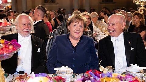 László Krasznahorkai, Angela Merkel und Peter Howitt László Krasznahorkai, Angela Merkel und Peter Howitt