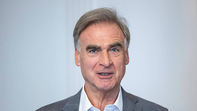 Der Forstwirt ist 2024 bundesweit in die Schlagzeilen geraten, als er bei "Markus Lanz" &uuml;ber Anfeindungen bei einer B&uuml;rgerversammlung berichtete.